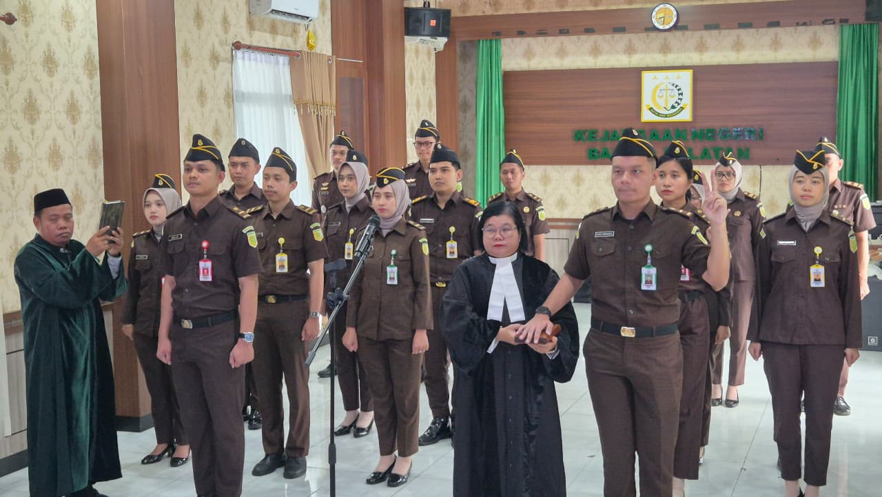 Amanah Jabatan Dijaga, Rohaniawan Kemenag Dampingi Sumpah PNS Kejari Buntok