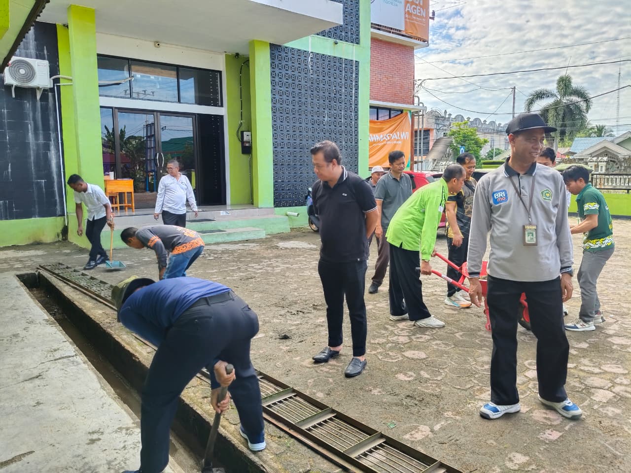 Selokan Dibersihkan, Kesadaran Dibangun: ASN Kemenag Barsel Kompak Kerja Bakti